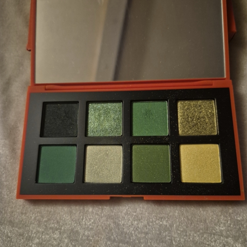 Hung Vanngo Eyeshadow Palette Generous Greens & Yellows *PLEASE READ* - Picture 2 of 5